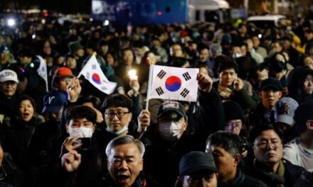 PROTESTAS MASIVAS EN COREA DEL SUR EXIGEN LA RENUNCIA DEL PRESIDENTE YOON TRAS LEY MARCIAL