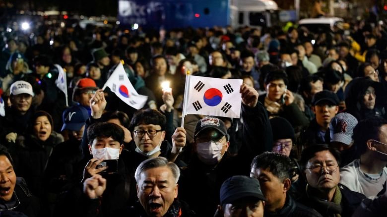 PROTESTAS MASIVAS EN COREA DEL SUR EXIGEN LA RENUNCIA DEL PRESIDENTE YOON TRAS LEY MARCIAL