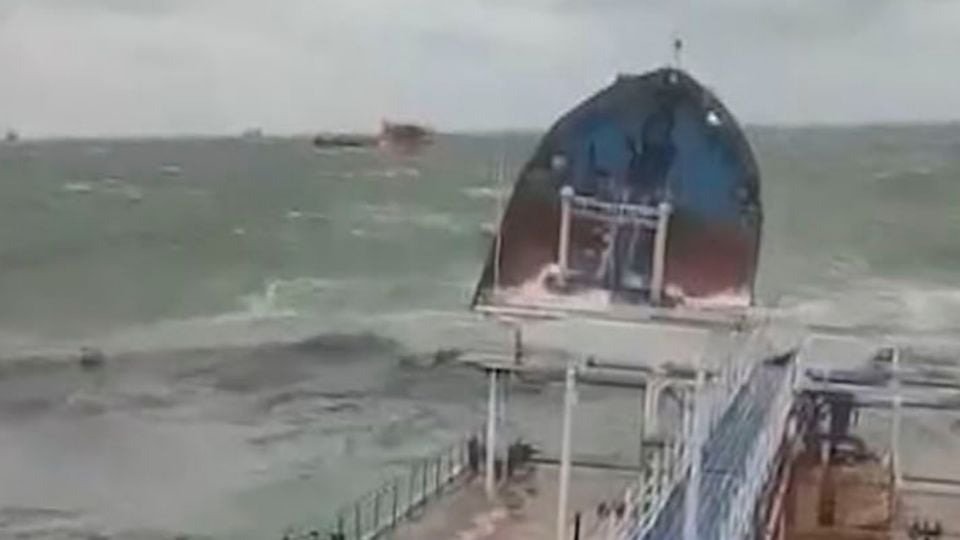 DERRAME DE PETRÓLEO EN EL MAR NEGRO TRAS NAUFRAGIO DE DOS BUQUES RUSOS