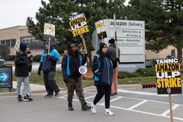 AMAZON ENFRENTA HUELGA SINDICAL DÍAS ANTES DE NAVIDAD: ¿QUÉ ESTÁ EN JUEGO?