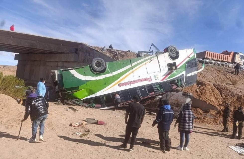 ACCIDENTE DE BUS EN BOLIVIA DEJA 19 MUERTOS Y 8 HERIDOS