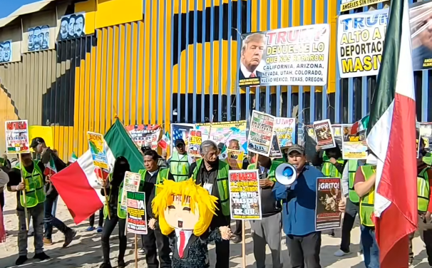 GOLPES A PIÑATA DE TRUMP MARCAN PROTESTA DE MIGRANTES EN TIJUANA