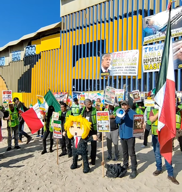 GOLPES A PIÑATA DE TRUMP MARCAN PROTESTA DE MIGRANTES EN TIJUANA