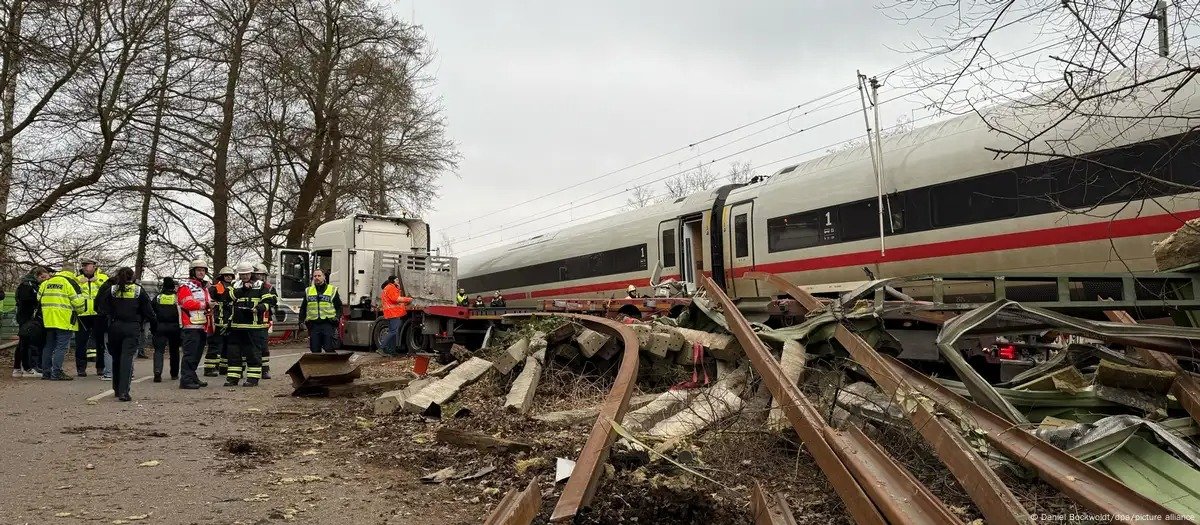 COLISIÓN ENTRE TREN Y CAMIÓN EN ALEMANIA DEJA VARIOS HERIDOS 