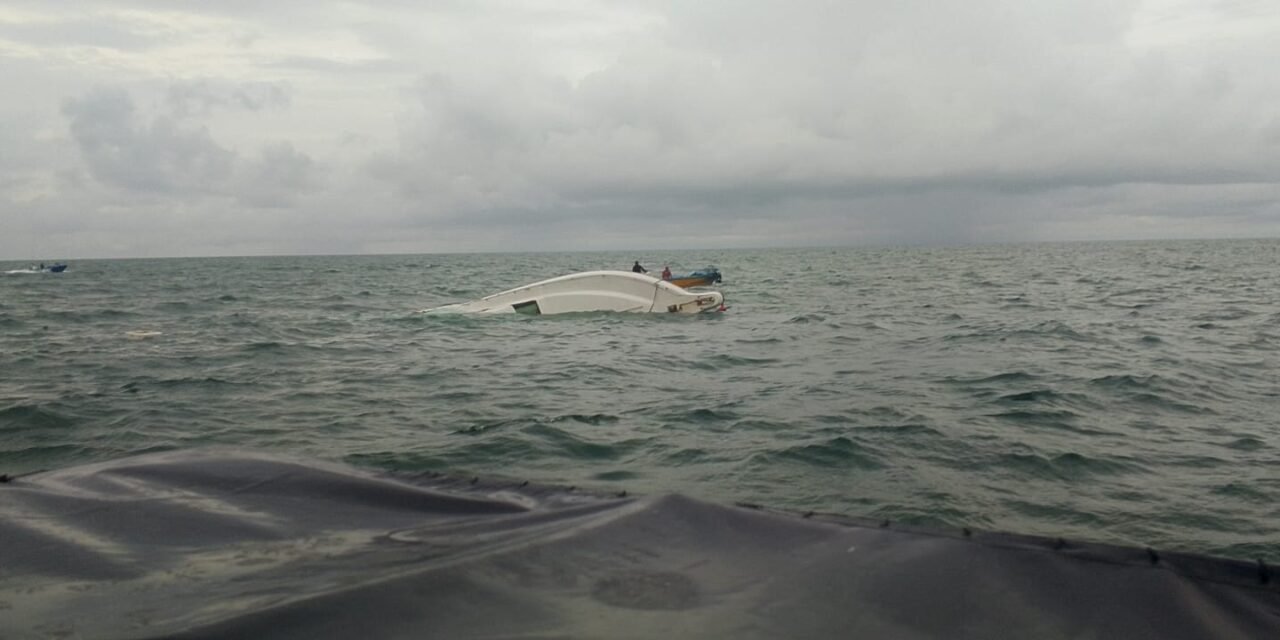 RESCATAN A 30 PERSONAS TRAS NAUFRAGIO EN PLAYA DE ECUADOR