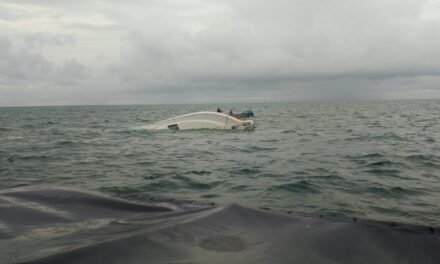 RESCATAN A 30 PERSONAS TRAS NAUFRAGIO EN PLAYA DE ECUADOR