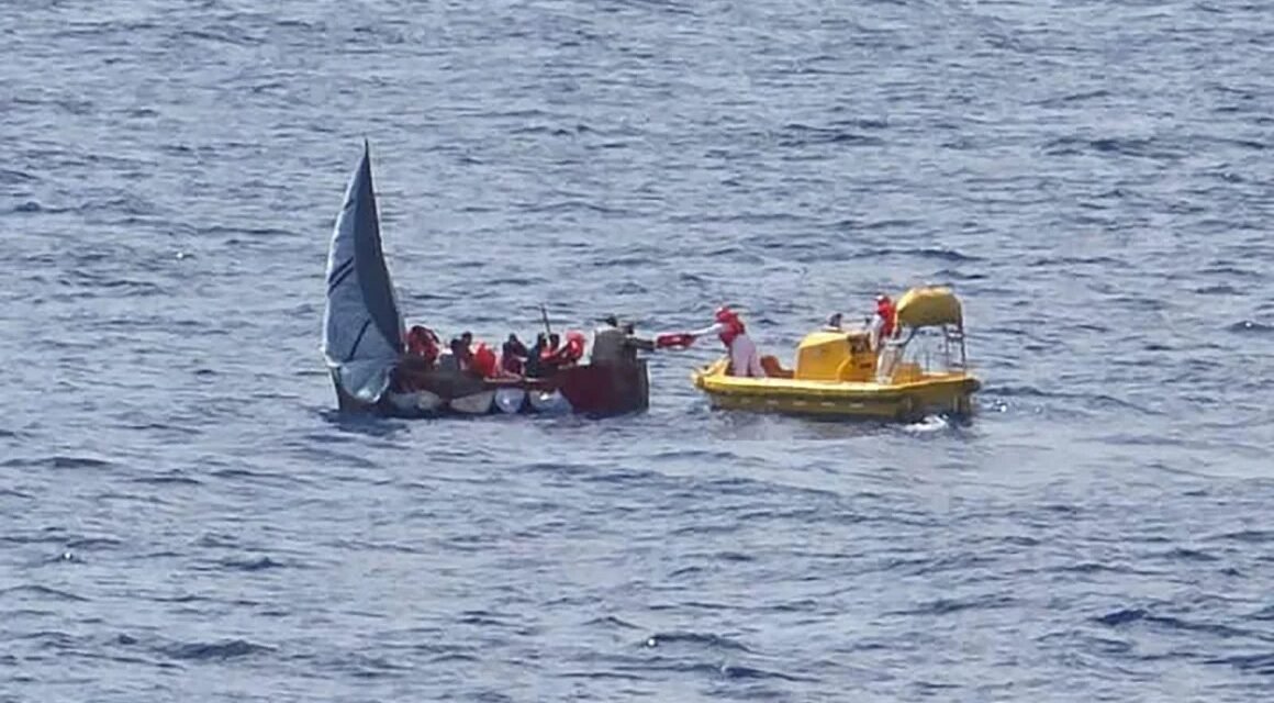 NAVEGABAN SIN RUMBO: 11 PERSONAS SON RESCATADAS POR UN CRUCERO EN EL GOLFO