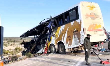 TRAGEDIA EN BOLIVIA: CHOQUE DE AUTOBUSES DEJA DECENAS DE VÍCTIMAS