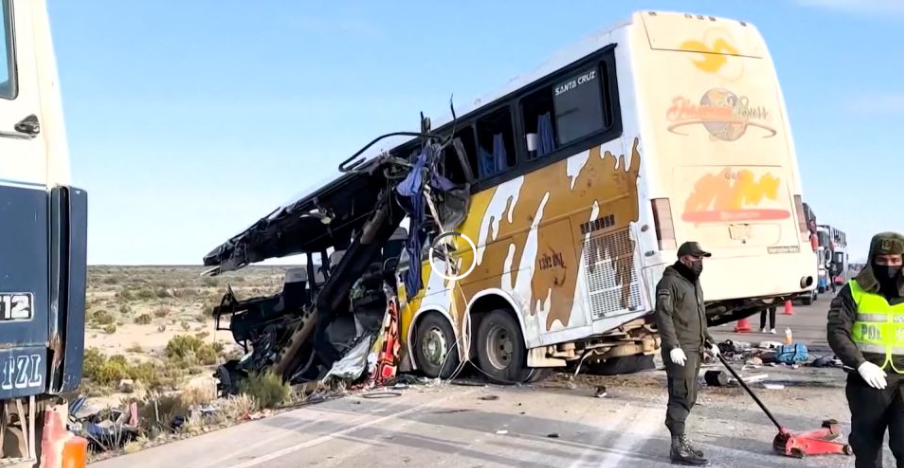 TRAGEDIA EN BOLIVIA: CHOQUE DE AUTOBUSES DEJA DECENAS DE VÍCTIMAS