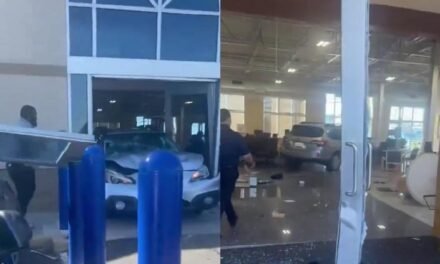 HOMBRE EMBISTE AUTO CONTRA CARMAX TRAS DISCUSIÓN, HAY 8 HERIDOS