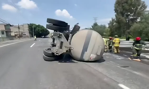 VUELCA PIPA CON 65 MIL LITROS DE GASOLINA EN LA AUTOPISTA MÉXICO-PACHUCA