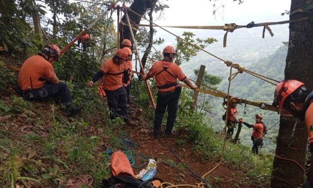 RESCATAN CUERPO DE HOMBRE QUE CAYÓ A CASCADA EN NAOLINCO